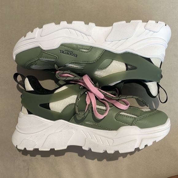 Rare Essentiels Antwerp sneakers size 39 euro size 8 US. Excellent condition. - Picture 3 of 6